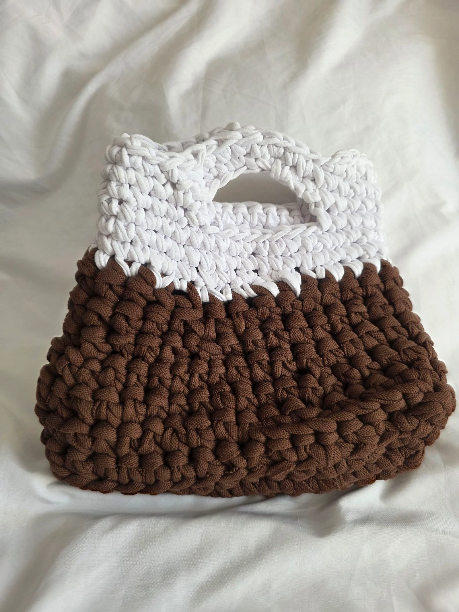 ​Sac à main au crochet en trapillo marron et blanc